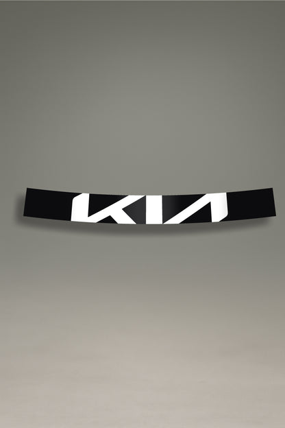 Parasol de vinilo negro con el logotipo moderno de Kia en blanco. Un accesorio de MOA-Grafics para proteger el interior del coche y personalizarlo con un diseño elegante.