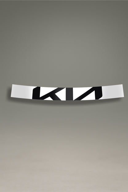Parasol de vinilo blanco con el logotipo moderno de Kia en negro. Un accesorio de estilo minimalista de MOA-Grafics para proteger el interior de tu coche del sol.