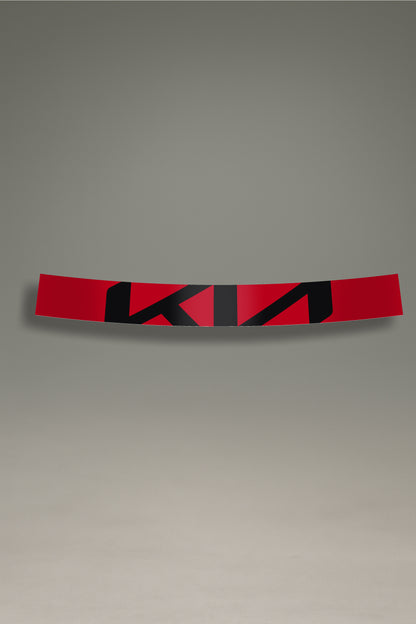 Parasol de vinilo rojo con el logotipo moderno de Kia en negro. Un accesorio de MOA-Grafics para personalizar y proteger el parabrisas de tu vehículo.
