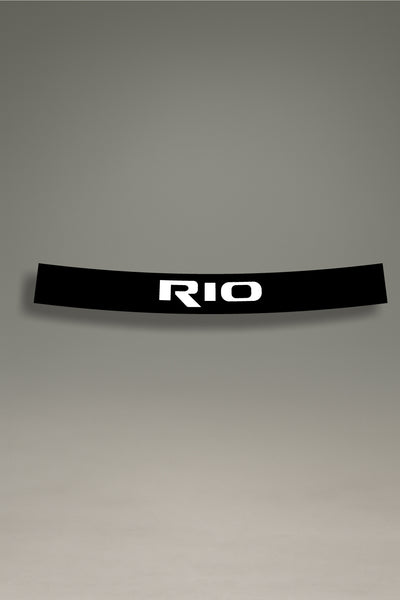 Parasol de vinilo negro con el logotipo del Kia Rio en blanco. Un accesorio de MOA-Grafics para personalizar y proteger el parabrisas de tu vehículo.