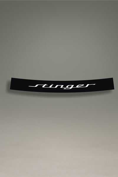 Parasol de vinilo negro con el logotipo del Kia Stinger en blanco. Un accesorio de MOA-Grafics para personalizar y proteger el parabrisas de tu vehículo.