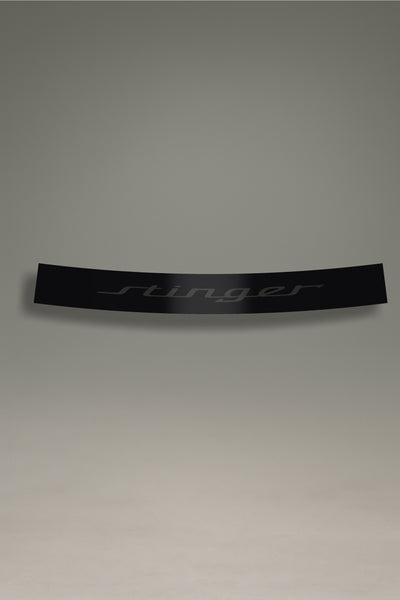 Parasol de vinilo negro con el logotipo del Kia Stinger en gris oscuro. Un accesorio de diseño discreto de MOA-Grafics para personalizar y proteger tu vehículo Kia.