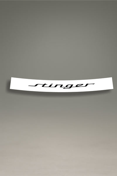 Parasol de vinilo blanco con el logotipo del Kia Stinger en negro. Un accesorio de estilo deportivo de MOA-Grafics para proteger el interior de tu coche del sol.