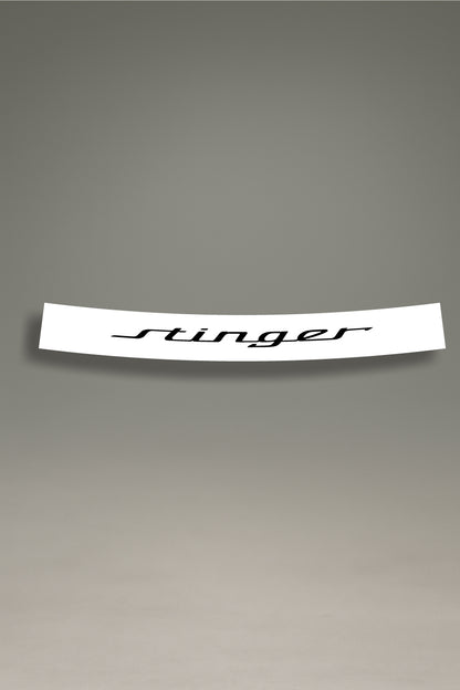 Parasol de vinilo blanco con el logotipo del Kia Stinger en negro. Un accesorio de estilo deportivo de MOA-Grafics para proteger el interior de tu coche del sol.