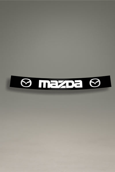 Parasol de vinilo negro con el logotipo completo de Mazda en blanco. Un accesorio de MOA-Grafics para personalizar y proteger el parabrisas de tu vehículo.

