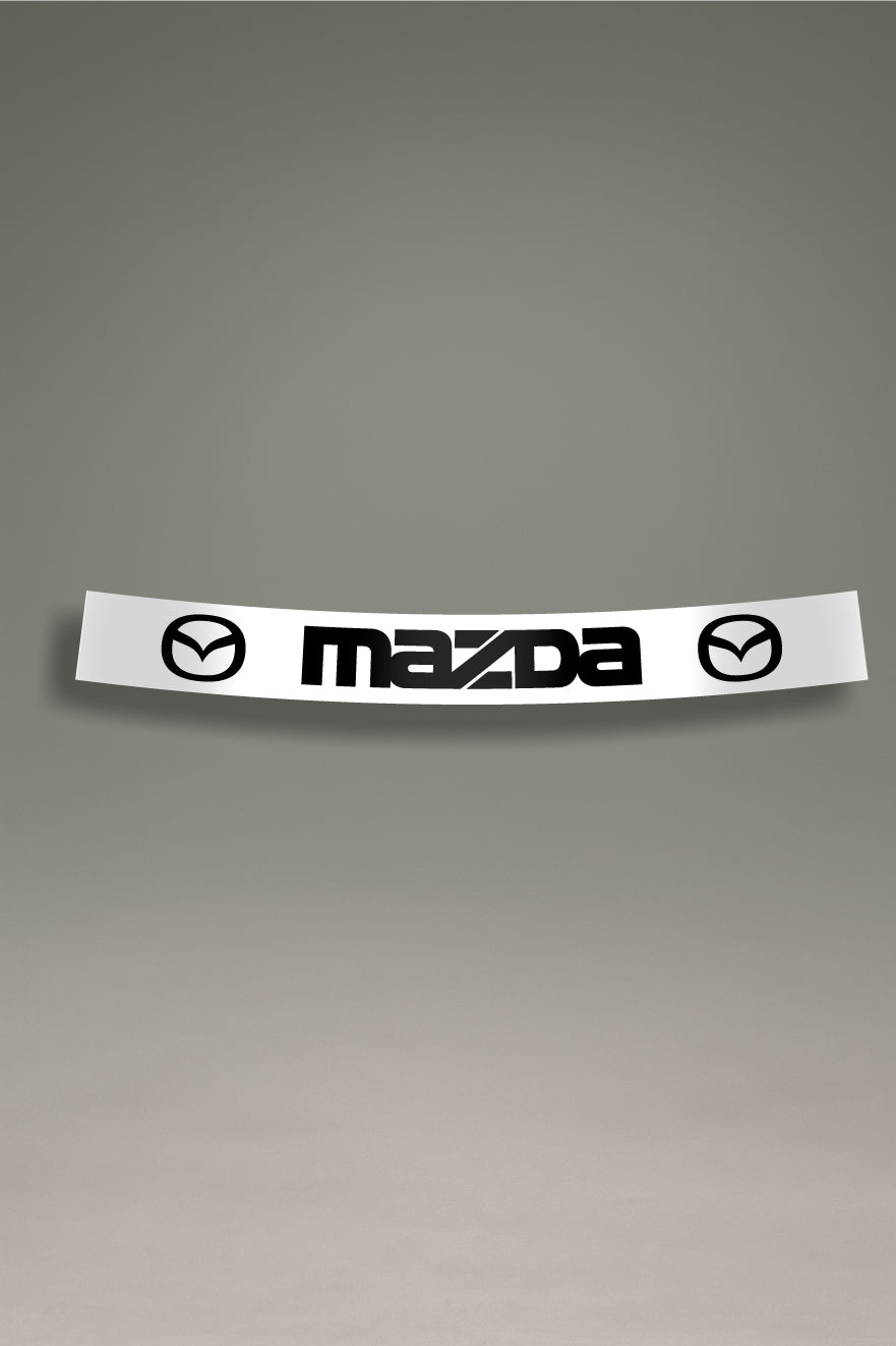 Parasol de vinilo blanco con el logotipo completo de Mazda en negro. Accesorio de MOA-Grafics para dar un toque de estilo elegante a tu coche y protegerlo del sol.