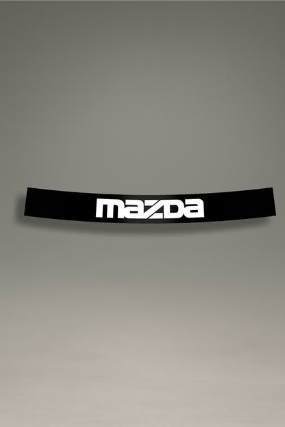Parasol de vinilo negro con el logotipo moderno de Mazda en blanco. Un accesorio de MOA-Grafics para personalizar y proteger el parabrisas de tu vehículo.