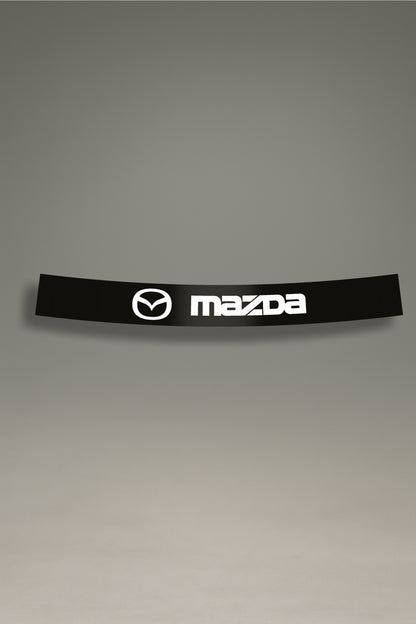 Parasol de vinilo negro con el logotipo oficial de Mazda en blanco. Un accesorio de MOA-Grafics para personalizar y proteger el parabrisas de tu vehículo.