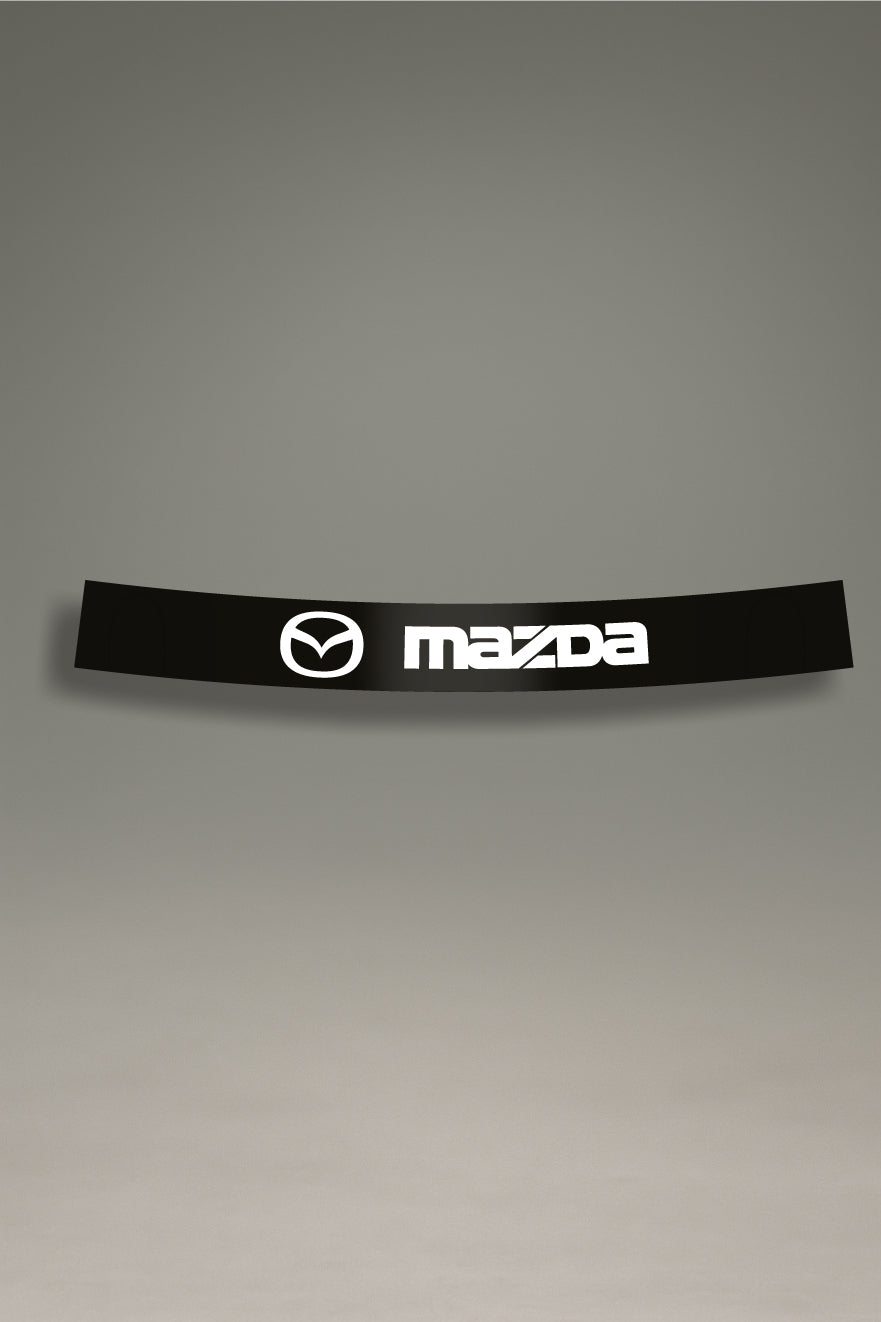 Parasol de vinilo negro con el logotipo oficial de Mazda en blanco. Un accesorio de MOA-Grafics para personalizar y proteger el parabrisas de tu vehículo.