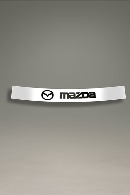 Parasol de vinilo blanco con el logotipo oficial de Mazda en negro. Un accesorio de estilo minimalista de MOA-Grafics para proteger el interior de tu coche del sol.