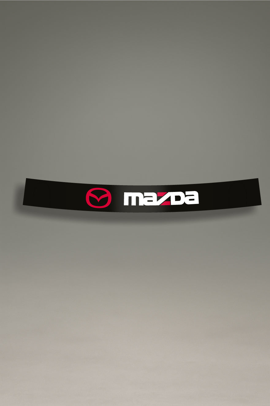 Parasol de vinilo negro con el logotipo oficial de Mazda en blanco y rojo. Un accesorio de estilo deportivo de MOA-Grafics para personalizar y proteger tu vehículo.