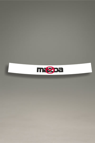 Parasol de vinilo blanco con el logotipo de Mazda modificado con el emblema prohibido. Un accesorio de MOA-Grafics para personalizar tu coche con un diseño rebelde.