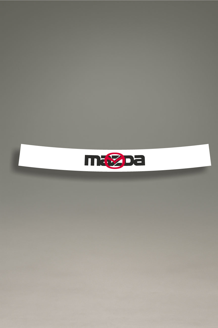 Parasol de vinilo blanco con el logotipo de Mazda modificado con el emblema prohibido. Un accesorio de MOA-Grafics para personalizar tu coche con un diseño rebelde.