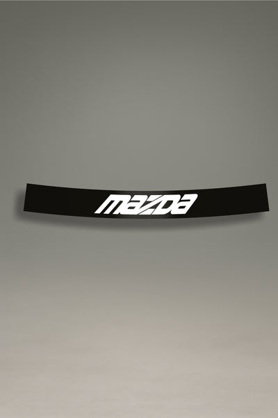 Parasol de vinilo negro con el logotipo racing de Mazda en blanco. Un accesorio de MOA-Grafics para personalizar el coche con un estilo de competición.
