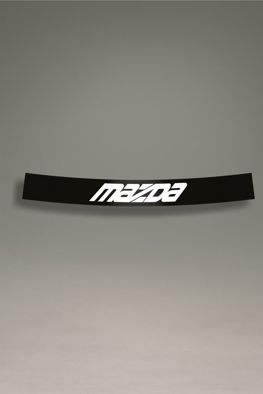 Parasol de vinilo negro con el logotipo racing de Mazda en blanco. Un accesorio de MOA-Grafics para personalizar el coche con un estilo de competición.