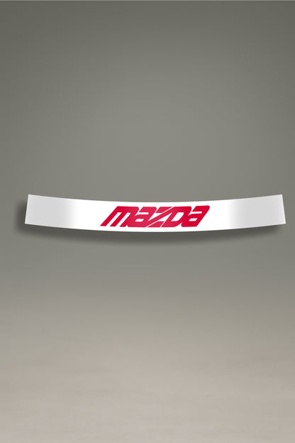 Parasol de vinilo blanco con el logotipo racing de Mazda en rojo. Un accesorio de personalización de MOA-Grafics para proteger y dar un toque JDM a tu vehículo.