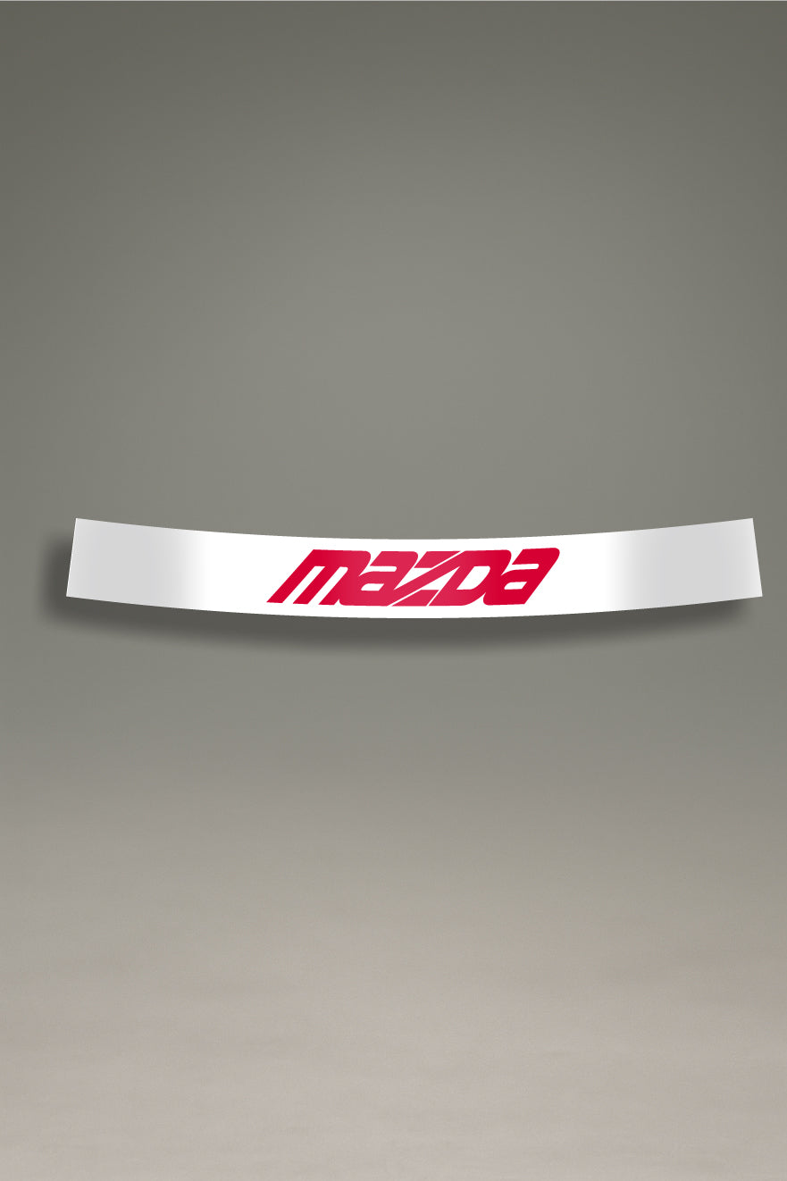 Parasol de vinilo blanco con el logotipo racing de Mazda en rojo. Un accesorio de personalización de MOA-Grafics para proteger y dar un toque JDM a tu vehículo.