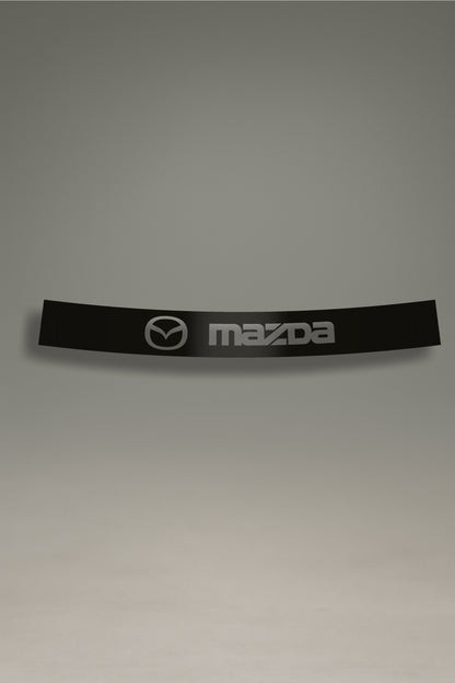 Parasol de vinilo negro con el logotipo oficial de Mazda recortado (transparente). Un accesorio de MOA-Grafics para crear un efecto visual único en el parabrisas de tu Mazda.