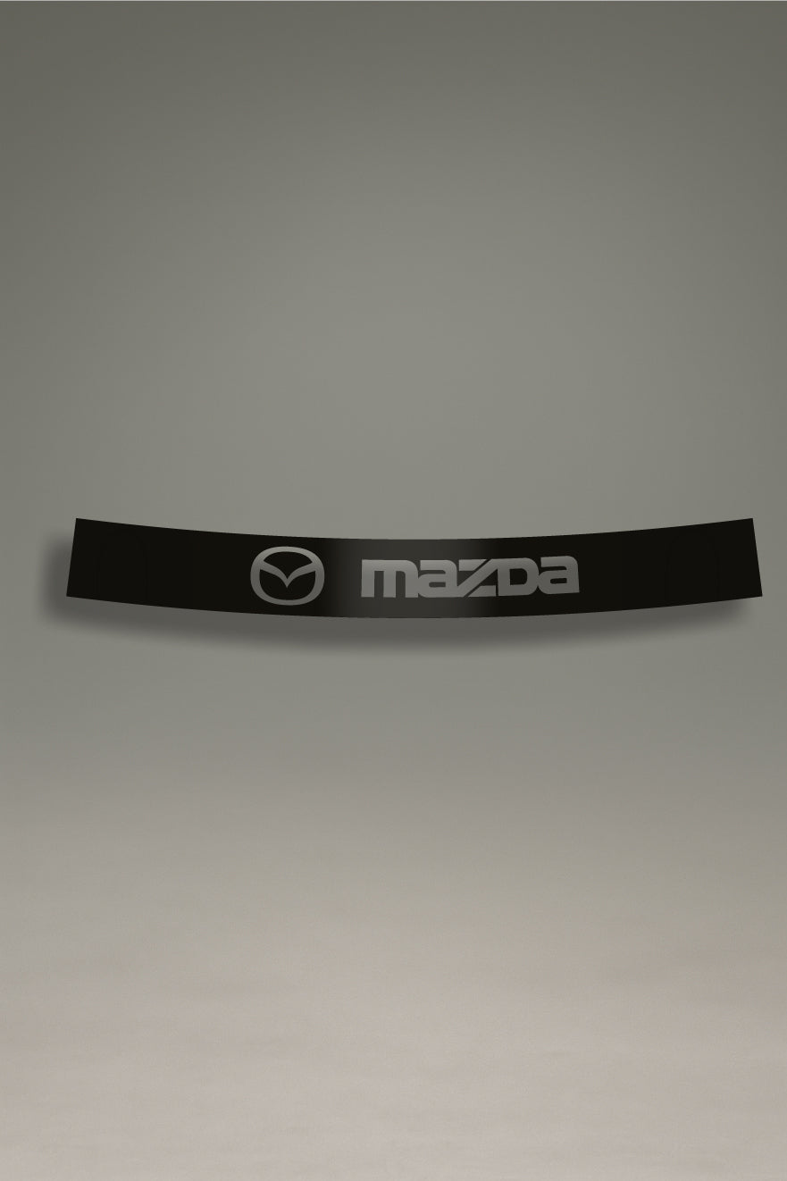Parasol de vinilo negro con el logotipo oficial de Mazda recortado (transparente). Un accesorio de MOA-Grafics para crear un efecto visual único en el parabrisas de tu Mazda.