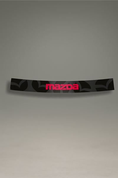 Parasol de vinilo con un patrón del emblema de Mazda en gris oscuro y el logotipo en rojo. Un accesorio de estilo deportivo de MOA-Grafics para proteger el interior de tu coche.

