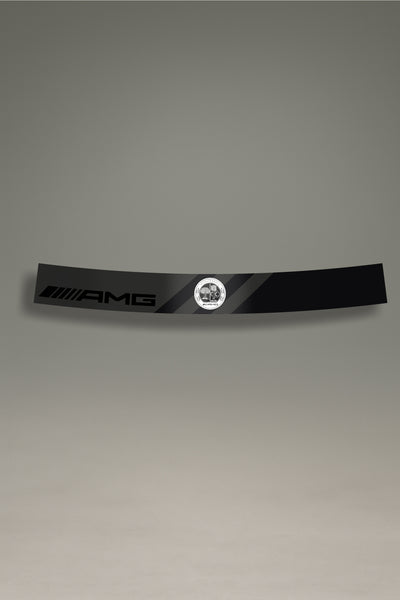 Parasol de vinilo negro con el logotipo de AMG y el escudo de Affalterbach en gris. Un accesorio de estilo de competición de MOA-Grafics para proteger el interior de tu coche.