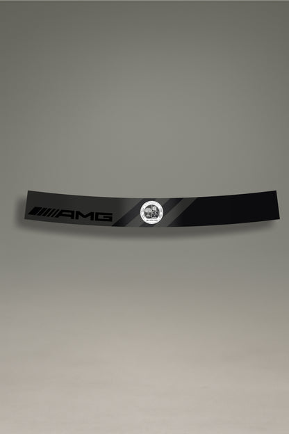 Parasol de vinilo negro con el logotipo de AMG y el escudo de Affalterbach en gris. Un accesorio de estilo de competición de MOA-Grafics para proteger el interior de tu coche.