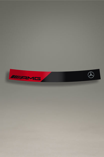 Parasol de vinilo con diseño de Mercedes-AMG F1 en rojo y negro. Un accesorio de MOA-Grafics para personalizar y proteger vehículos Mercedes con un estilo de competición.