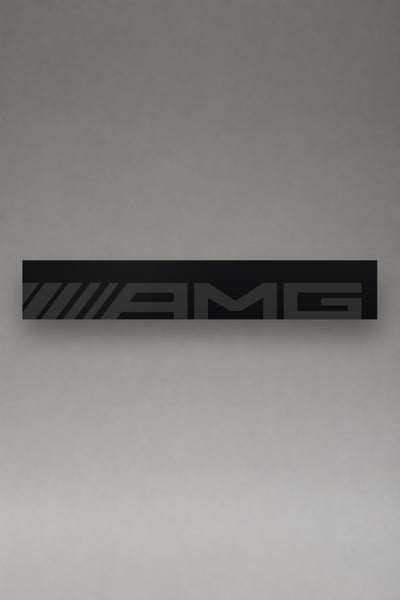 Parasol de vinilo Mercedes-AMG negro con el lettering AMG en gris a lo ancho de la tira, la pieza entera vista de frente, de MOA-Grafics.
