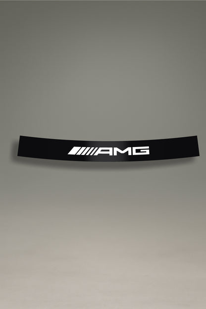 Parasol de vinilo negro con el logotipo moderno de AMG en blanco. Un accesorio de MOA-Grafics para personalizar y proteger vehículos Mercedes-AMG.