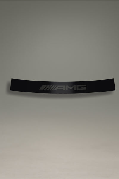 Parasol de vinilo negro con el logotipo moderno de AMG en gris oscuro. Un accesorio de diseño discreto de MOA-Grafics para personalizar y proteger tu coche Mercedes.