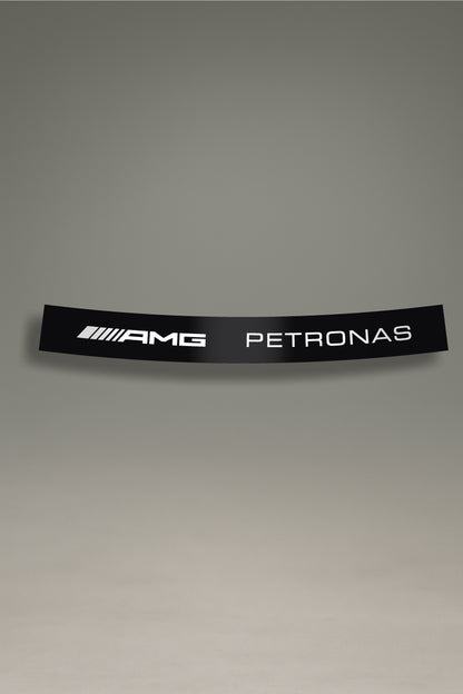 Parasol de vinilo negro con el logotipo de AMG Petronas en blanco. Un accesorio de MOA-Grafics para personalizar tu coche con un estilo de Fórmula 1.