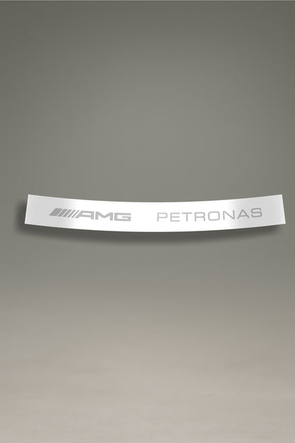 Parasol de vinilo blanco con el logotipo de AMG Petronas en gris. Un accesorio de estilo de competición de MOA-Grafics para proteger el interior de tu coche.