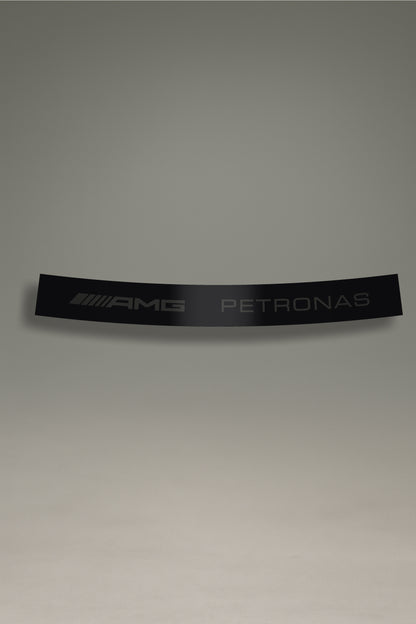 Parasol de vinilo negro con el logotipo de AMG Petronas recortado (transparente). Un accesorio de MOA-Grafics para crear un efecto visual único en el parabrisas.