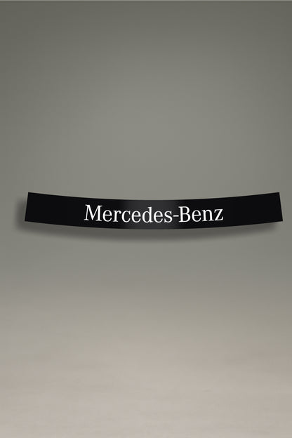 Parasol de vinilo negro con el logotipo clásico de Mercedes-Benz en blanco. Un accesorio de MOA-Grafics para personalizar y proteger tu vehículo con un estilo elegante.