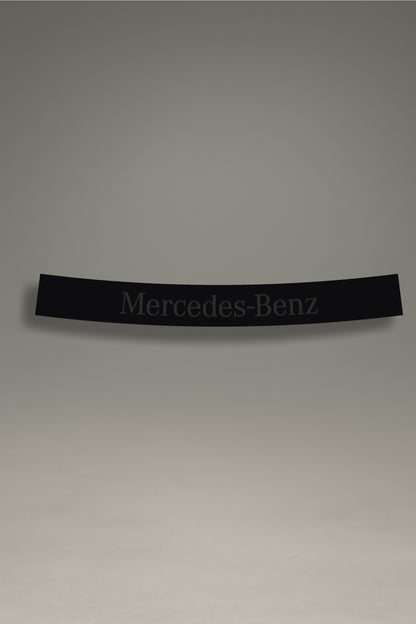 Parasol de vinilo negro con el logotipo clásico de Mercedes-Benz en gris oscuro. Un accesorio de diseño discreto de MOA-Grafics para personalizar y proteger tu coche Mercedes.
