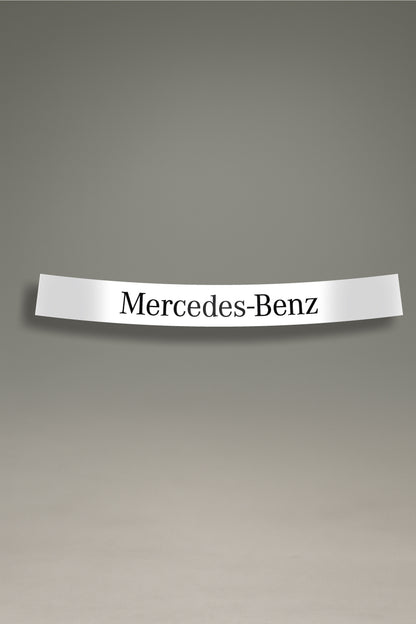 Parasol de vinilo blanco con el logotipo clásico de Mercedes-Benz en negro. Un accesorio de estilo premium de MOA-Grafics para proteger el interior de tu coche del sol.
