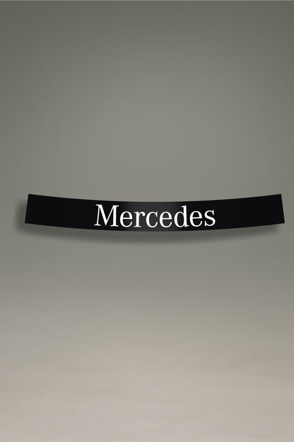 Parasol de vinilo negro con el logotipo clásico de Mercedes en blanco. Un accesorio de MOA-Grafics para personalizar y proteger tu vehículo con un estilo elegante.