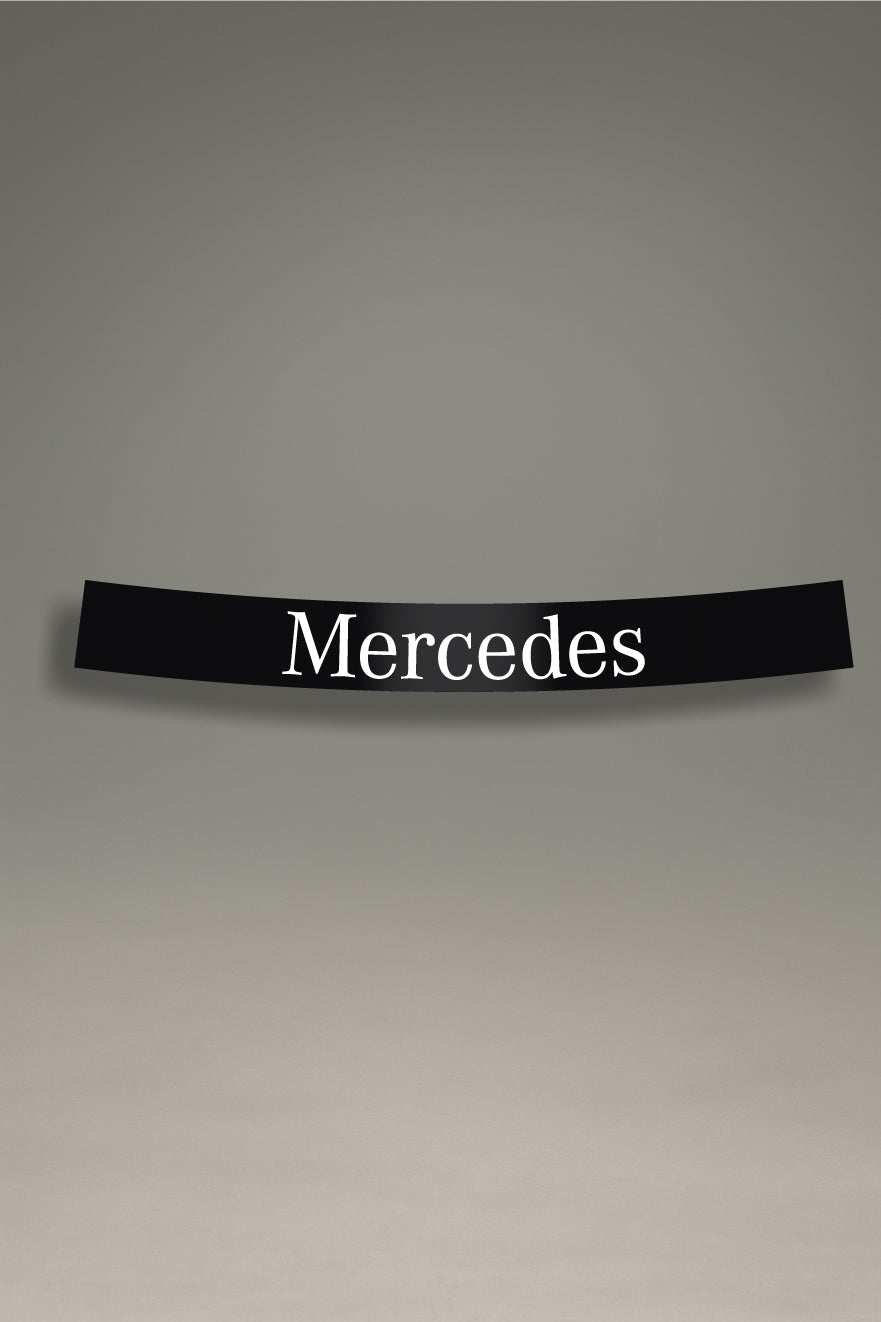 Parasol de vinilo negro con el logotipo clásico de Mercedes en blanco. Un accesorio de MOA-Grafics para personalizar y proteger tu vehículo con un estilo elegante.