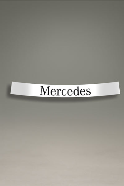 Parasol de vinilo blanco con el logotipo clásico de Mercedes en negro. Un accesorio de estilo premium de MOA-Grafics para proteger el interior de tu coche del sol.