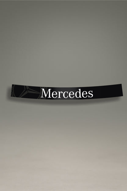 Parasol de vinilo negro con el logotipo de Mercedes y el emblema de la estrella en blanco. Un accesorio de MOA-Grafics para personalizar y proteger vehículos Mercedes-Benz.