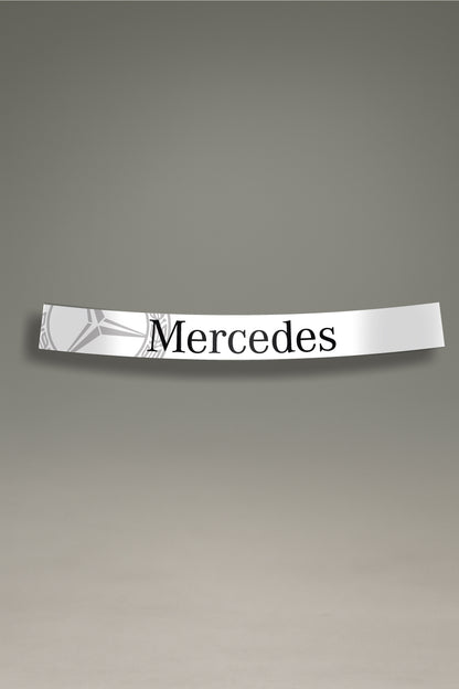 Parasol de vinilo blanco con el logotipo de Mercedes y el emblema de la estrella en negro. Un accesorio de estilo premium de MOA-Grafics para proteger el interior de tu coche.