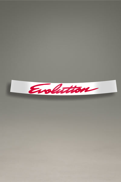 Parasol de vinilo blanco con el logotipo script de Mitsubishi Evolution en rojo. Un accesorio de MOA-Grafics para personalizar vehículos con un estilo de rally.