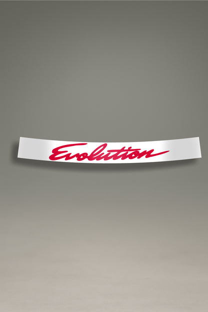 Parasol de vinilo blanco con el logotipo script de Mitsubishi Evolution en rojo. Un accesorio de MOA-Grafics para personalizar vehículos con un estilo de rally.