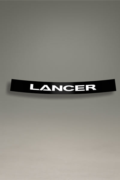 Parasol de vinilo negro con el logotipo del Mitsubishi Lancer en blanco. Un accesorio de estilo deportivo de MOA-Grafics para proteger el interior de tu coche.