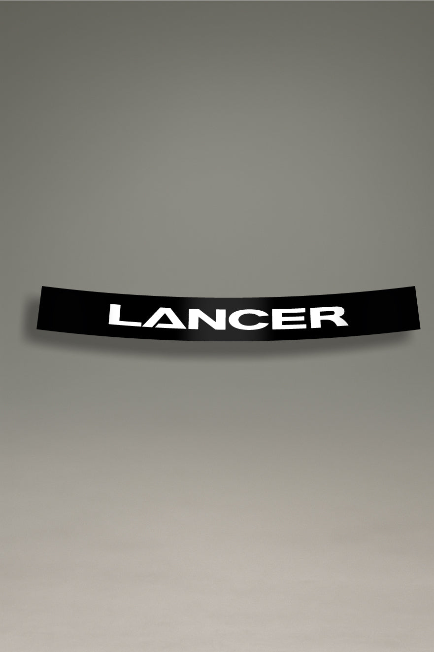 Parasol de vinilo negro con el logotipo del Mitsubishi Lancer en blanco. Un accesorio de estilo deportivo de MOA-Grafics para proteger el interior de tu coche.