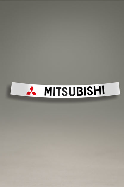 Parasol de vinilo blanco con el logotipo moderno de Mitsubishi en negro y rojo. Un accesorio de MOA-Grafics para personalizar y proteger vehículos con un estilo JDM.
