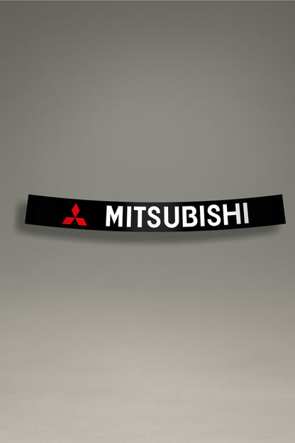 Parasol de vinilo negro con el logotipo moderno de Mitsubishi en blanco y rojo. Un accesorio de estilo deportivo de MOA-Grafics para proteger el interior de tu coche.