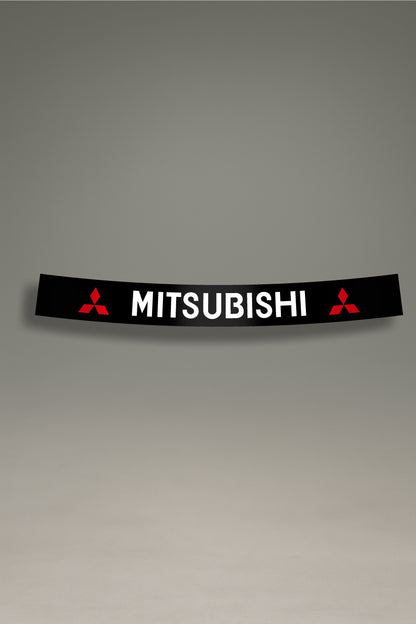 Parasol de vinilo negro con el logotipo oficial de Mitsubishi en blanco y rojo. Un accesorio de estilo deportivo de MOA-Grafics para proteger el interior de tu coche.