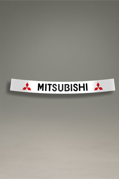 Parasol de vinilo blanco con el logotipo oficial de Mitsubishi en negro y rojo. Un accesorio de MOA-Grafics para personalizar y proteger vehículos con un estilo JDM.