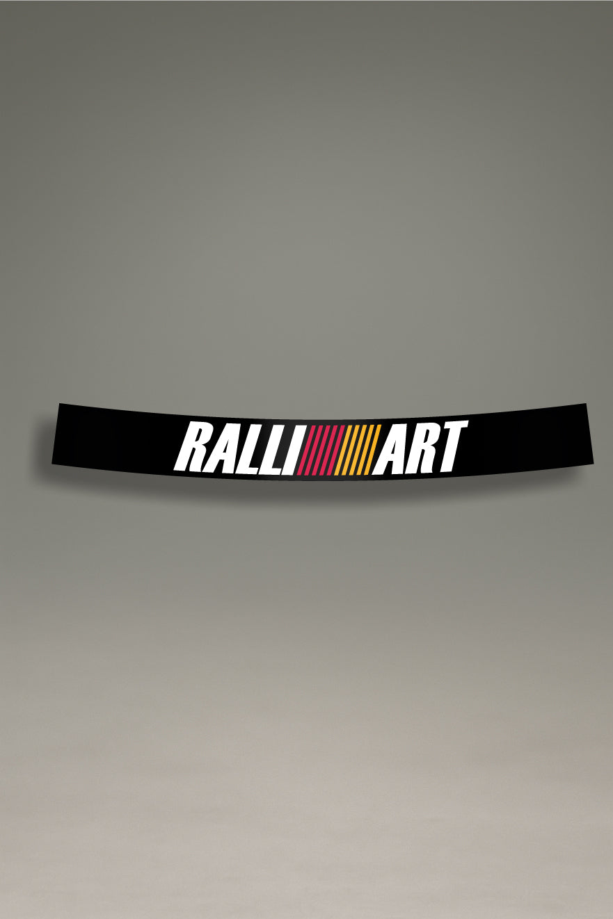 Parasol de vinilo negro con el logotipo de Ralliart a color. Un accesorio de MOA-Grafics para personalizar tu coche con un estilo de rally.